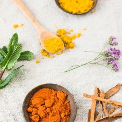 Cúrcuma e pimenta-preta: porque esta combinação desperta interesse