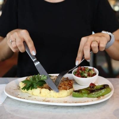Guia prática para quebrar o jejum intermitente: alimentos a privilegiar, o que evitar, hidratação e orientações para o fazer de forma equilibrada.