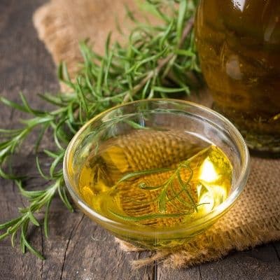 Óleo de alecrim para o cabelo: como atua e quando usá-lo