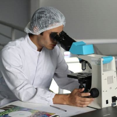 A cor da urina que não deve ignorar, mesmo quando não existe dor