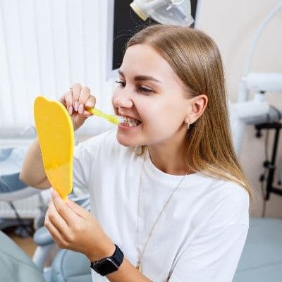 Higiene do aparelho dentário para ajudar a corrigir a mandíbula e contribuir na prevenção de infeções