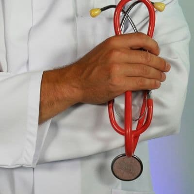 Aquela “bola” dura que sente ao tocar no pescoço e que parece deslocar-se ligeiramente sob os dedos