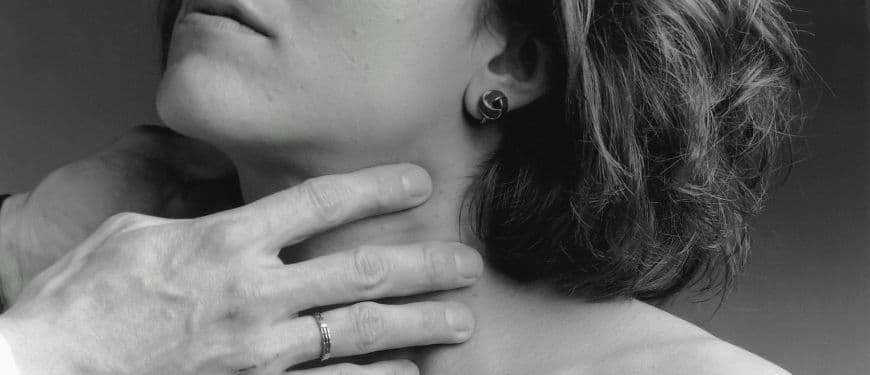 Aquela “bola” dura que sente ao tocar no pescoço e que parece deslocar-se ligeiramente sob os dedos