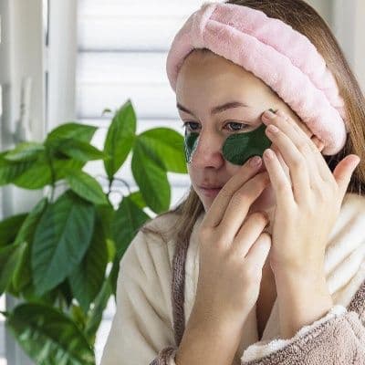 Acordou com bolsas nos olhos? Como usar o frio de forma adequada para refrescar o olhar