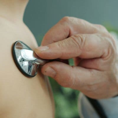 Borbulhas vermelhas com o calor? Como acalmar a sudamina em bebés e crianças