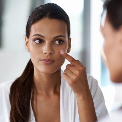 As suas pálpebras estão vermelhas e descamativas todas as manhãs e já experimentou três cremes para o contorno dos olhos sem sucesso.