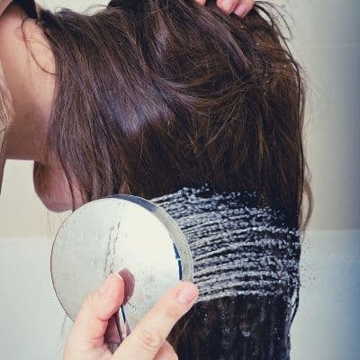 Por que razão a sua caspa volta sempre, mesmo que lave o cabelo todos os dias